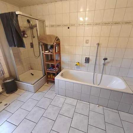 2 Gaestezimmer Mit Zwei Einzelbetten Und Einem Schlafsofa